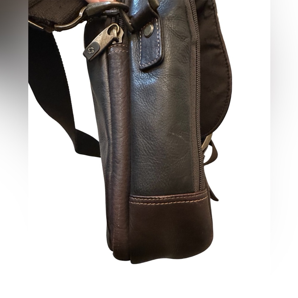 Samsonite Colombian Leather Flap-Over Messenger Laptop Bag - Picture 9 of 15